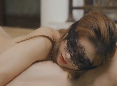 Gái Xinh Người Mẫu Bị Bạn Trai Treo Lên Trần Nhà, Nhỏ Sáp Nóng Vào Lồn Rồi Đâm Thủng